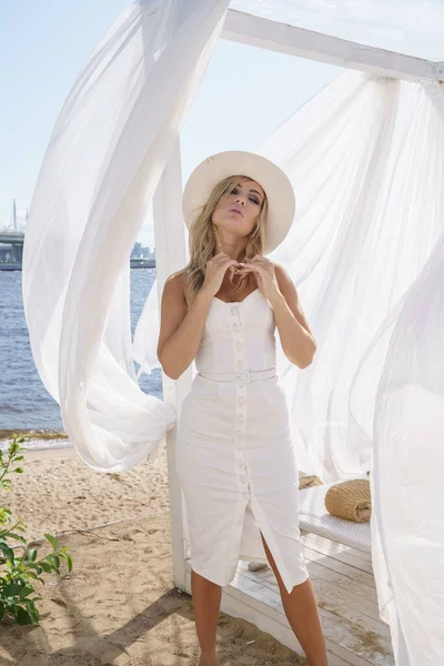 Retrato Aire Libre Mujer Rubia Belleza Vestido Blanco Sombrero Blanco — Foto de Stock