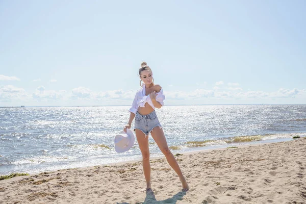 Outdoors Portrait Beauty Blond Woman White Shirt Blue Jeans Shorts — Stock Photo, Image