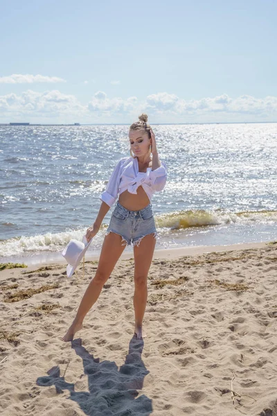 Outdoors Portrait Beauty Blond Woman White Shirt Blue Jeans Shorts — Stock Photo, Image