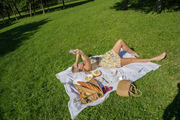 금발의 여인의 초상화 공원에서 피크닉 위에서 — 스톡 사진