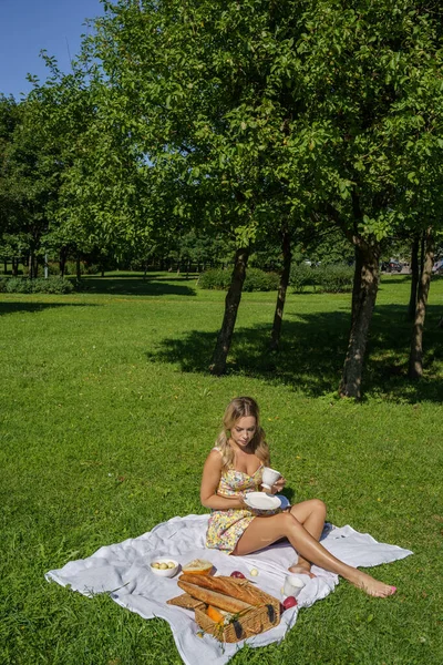 Zewnątrz Portret Pięknej Blondynki Letnich Ciuchach Model Odpoczywający Pikniku Zielonym — Zdjęcie stockowe