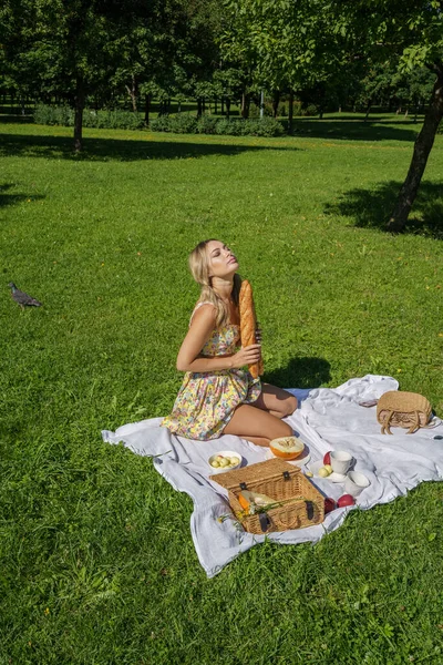 Zewnątrz Portret Pięknej Blondynki Letnich Ciuchach Model Odpoczywający Pikniku Zielonym — Zdjęcie stockowe