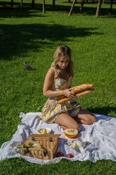 Zewnątrz Portret Pięknej Blondynki Letnich Ciuchach Model Odpoczywający Pikniku Zielonym — Zdjęcie stockowe