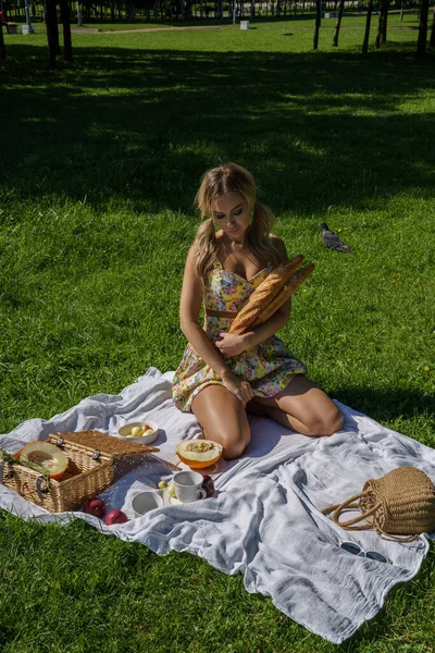 Livre Retrato Mulher Loira Beleza Roupas Verão Modelo Descansando Piquenique — Fotografia de Stock