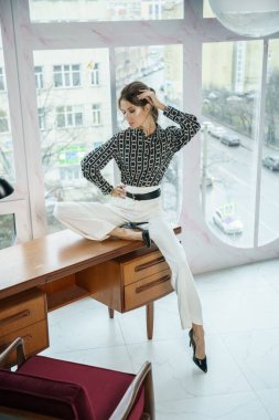 Lüks dairelerde poz veren güzel genç bir kadın. Gayri resmi giyinmiş esmer bir kadın portresi. 