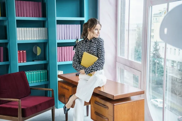 Hermosa Joven Posando Interior Biblioteca Casa Retrato Belleza Morena Ropa — Foto de Stock