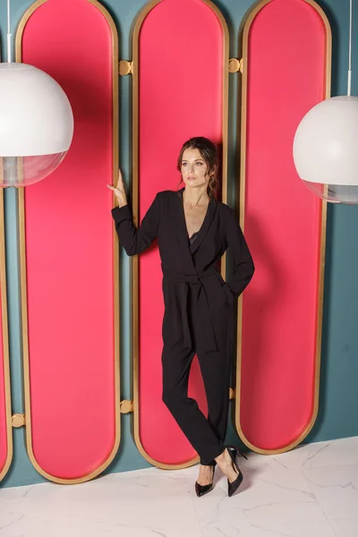 Vacker Affärskvinna Står Nära Röd Vägg Lyxiga Lägenheter Interiör Porträtt — Stockfoto