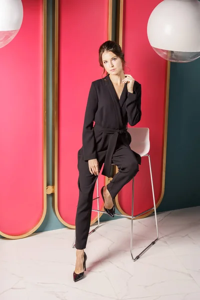 Mulher Negócios Bonita Perto Parede Vermelha Apartamentos Luxo Interior Retrato — Fotografia de Stock