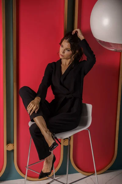 Vacker Affärskvinna Poserar Nära Röd Vägg Lyxiga Lägenheter Interiör Porträtt — Stockfoto