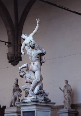 İtalya, Floransa 'daki Loggia dei Lanzi' de Giambologna 'nın Sabine Kadınlarına Tecavüz. Eski Şehir 'de sergilenen ünlü heykel.