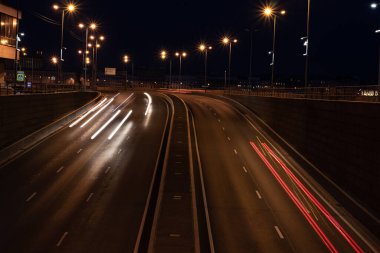 Tünelde trafik lambası izleri var. Sanat eseri. Bir tünelde çekilmiş uzun pozlu fotoğraf.