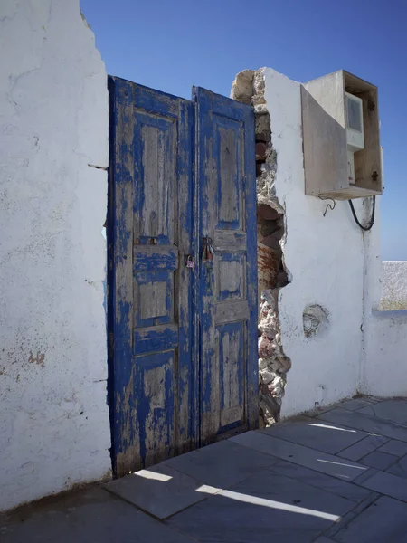 Rustik mavi bir kapı