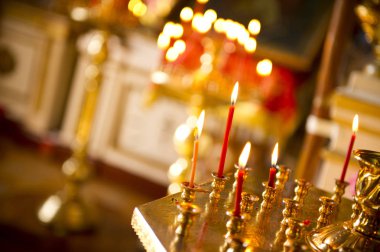 seçici odaklı bir kilisede kırmızı kilise mum