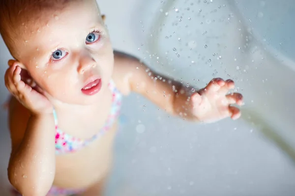 Девочка в купальнике в душе — стоковое фото