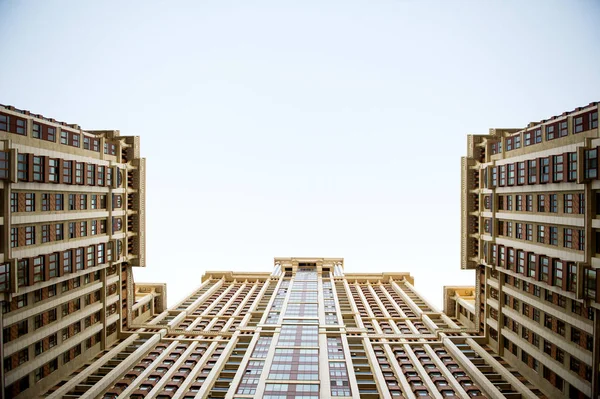 Hotel building, taken from the bottom — Stock Photo, Image