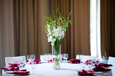 bir masada smple çiçek aranjmanı