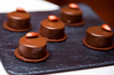 koyu bir yüzeyde çikolata şekerleri. Seçici odaklama