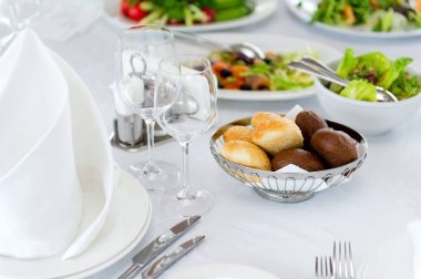 salata bir arka plan üzerinde servis masada beyaz ve siyah ekmek çörekler