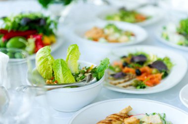 bir restoranda beyaz bir masada salata