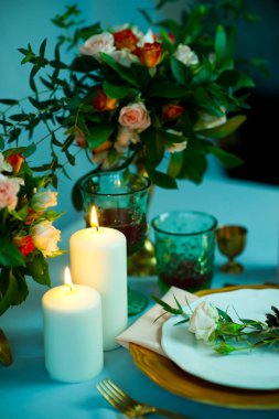 altın tabak ve çatal bıçak takımı ile turkuaz renkli masa. üst görünüm