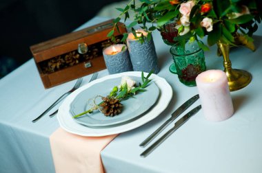 altın tabak ve çatal bıçak takımı ile turkuaz renkli masa. üst görünüm