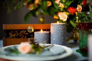 altın tabak ve çatal bıçak takımı ile turkuaz renkli masa. üst görünüm