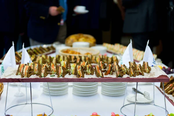 Braune Brotsnacks auf einem Buffettisch vor dem Hintergrund anderer Snacks — Stockfoto