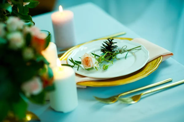 Mesa de cor turquesa com pratos de ouro e talheres. vista superior — Fotografia de Stock