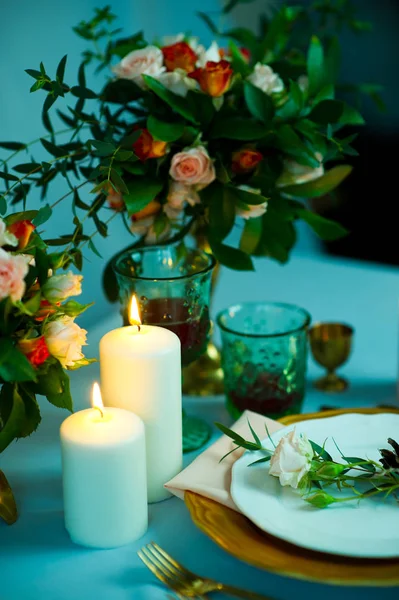 altın tabak ve çatal bıçak takımı ile turkuaz renkli masa. üst görünüm