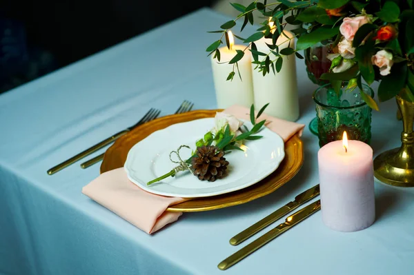 Tavolo color turchese con piatti e posate in oro. vista dall'alto — Foto Stock