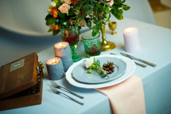 altın tabak ve çatal bıçak takımı ile turkuaz renkli masa. üst görünüm