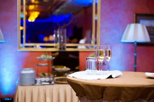 Two glasses of champagne stand on the buffet table — Stock Photo, Image