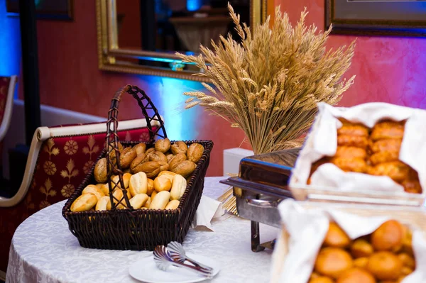 Ein Korb mit Schwarz- und Weißbrot steht auf dem Buffettisch — Stockfoto