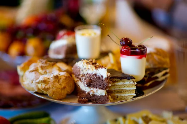 Süße Snacks am Buffet-Tisch. verschiedene Kanapees — Stockfoto