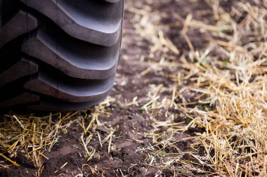 sahada traktör tekerleği yakın çekim, tarım makineleri