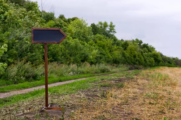 Wooden direction indicator in the field — Stock Photo, Image