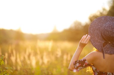 kız alan arkasında şapka tutar