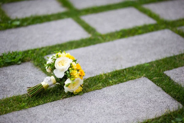 gelin buketi tabakların yüzeyinde yatıyor, arasında çim büyür