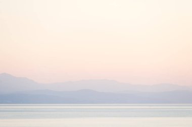 Ufukta yaz gün batımı görünümü