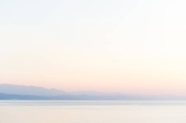 Ufukta inanılmaz yaz günbatımı görünümü