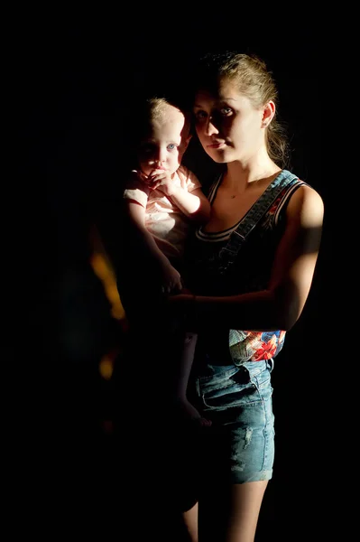 Yan ışık ile kızı ile anne portresi — Stok fotoğraf
