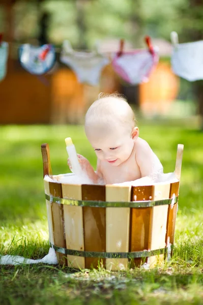Дитина в дерев'яному басейні з піною — стокове фото