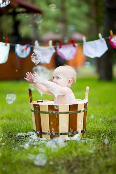 Дитина, піна та дерев'яна ванна — стокове фото