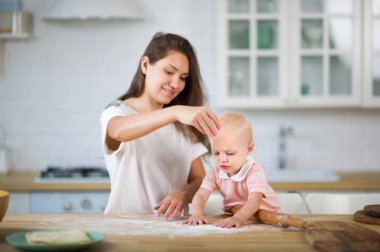 genç anne mutfakta kızı ile oynar