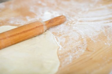 oklava ve hamur un ile bir masada yalan