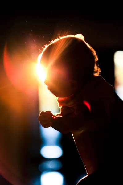 Silhouettenporträt eines Kindes im Gegenlicht — Stockfoto