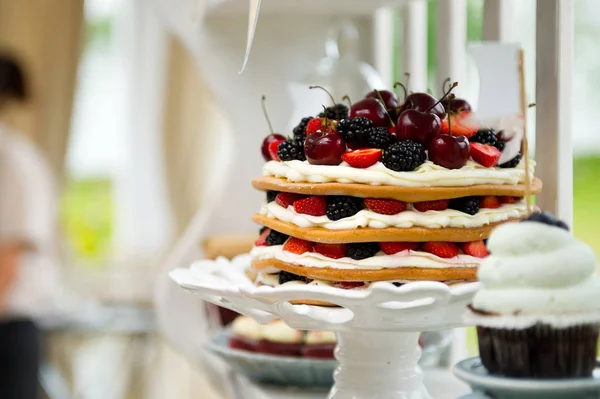 Stapel Pfannkuchen mit Schichten von Beeren und Sahne — Stockfoto