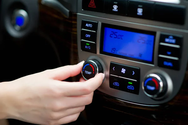 Hand justerar klimatkontrollen i bilen — Stockfoto