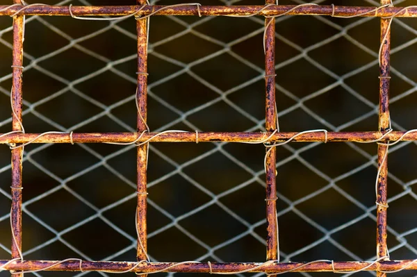 Ржавый забор из металлической решетки и сетки — стоковое фото