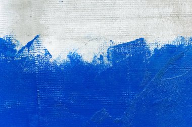 yarım parlak mavi boya ile boyanmış gri bir kaba duvar dokusu